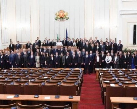 Политиците пак с по-високи заплати, депутатите вече ще взимат 8500 лв.