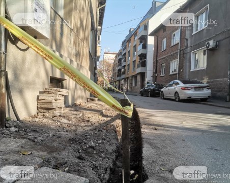 Разкопан тротоар и паркирали коли на отсрещния – как да преминат пешеходците?