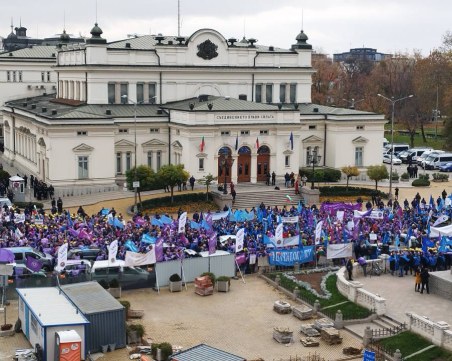 Синдикатите излязоха на протест в София, блокираха движението