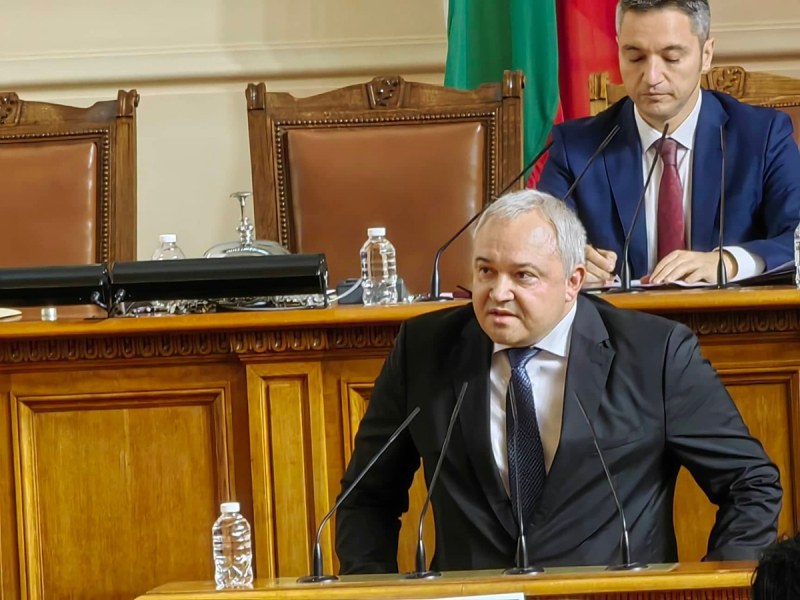Демерджиев: Ще направим всичко възможно да не местим украинските деца, които ходят на училище