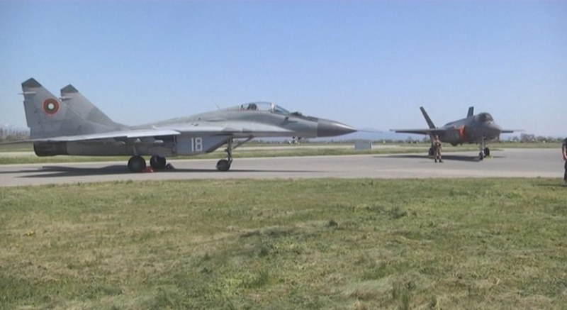 Нидерландски F-16 за наши МиГ-ове за Украйна: Възможна ли е такава сделка?