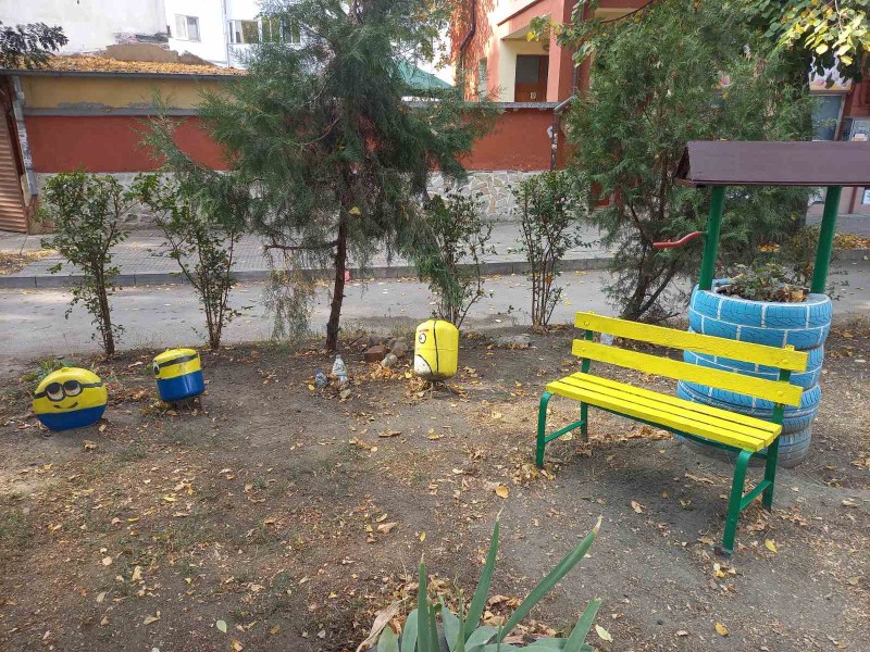 Детска площадка Миньоните“,  намираща се на ъгъла между ул. Брезовска“ и