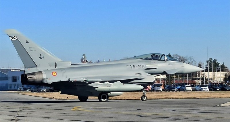 Шест самолета Eurofighter F-2000 Typhoo от ВВС на Испания бяха