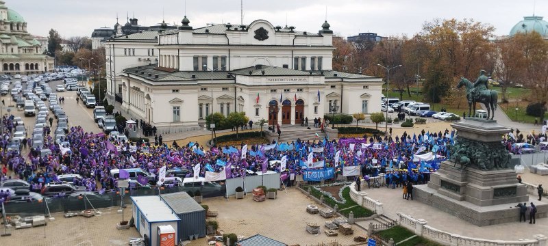 Синдикатите излязоха на протест в София, блокираха движението