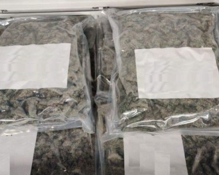 Арестуваха дилъри на трева по време на сделка за близо 50 бона