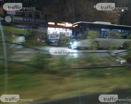 Мерцедес се вряза в преградните пана на основен булевард в Пловдив