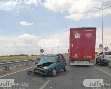 Тежка катастрофа между камион и лек автомобил, няколко души са в болница