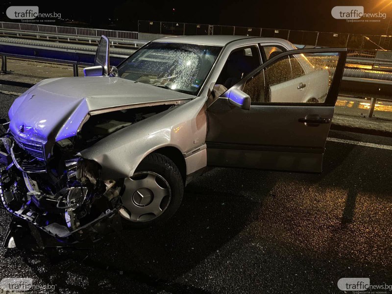 Лек автомобил Мерцедес се е забил в преградните пана на