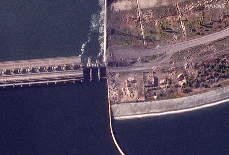 Сателитни снимки показват значителни нови щети по Каховската ВЕЦ в