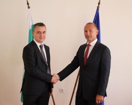 Бившият енергиен министър Александър Николов ще съди сегашния Росен Христов