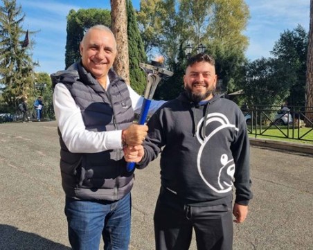 Христо Стоичков занесе факела на мира във Ватикана, видя се със сина на Марадона