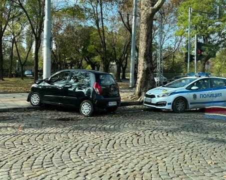 Кола се блъсна в уличен стълб до зала 