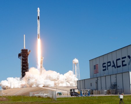 За разлика от Twitter: Мъск вдигна заплатите в ЅрасеХ до 25%