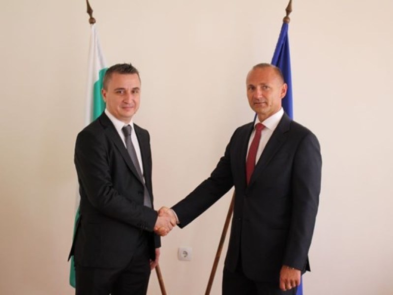 Бившият енергиен министър Александър Николов ще съди сегашния Росен Христов