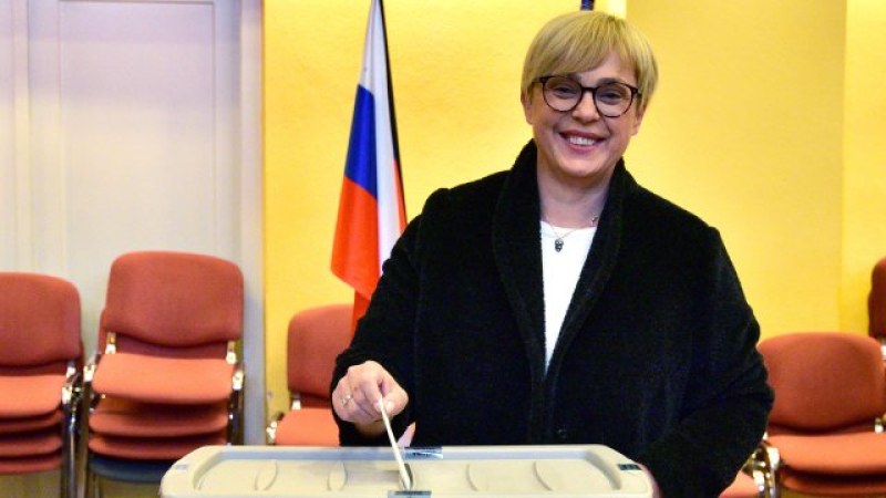 Словенците избират днес президент на втори тур, а проучванията показват,