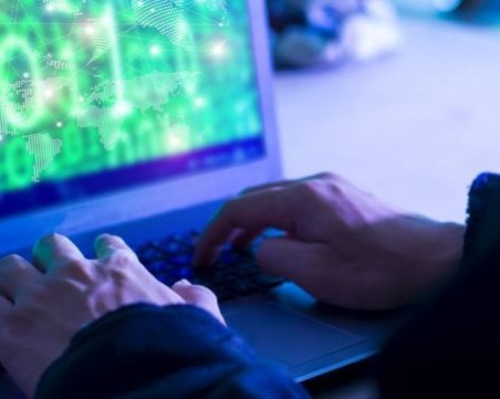 Баща и непълнолетният му син зарибявали деца по време на онлайн компютърна игра