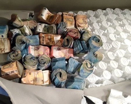 Откриха недекларирани 246 649 лв. скрити в матрак на границата с Турция