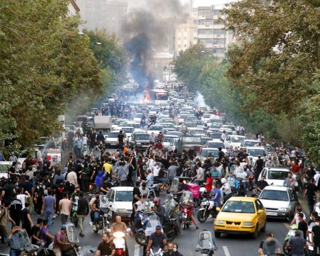 Първа смъртна присъда на демонстрант срещу властта в Иран, бил 