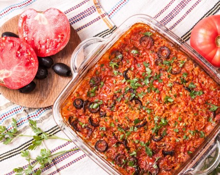 По провансалски: Печен кафяв ориз със зеленчуци и доматен сос на фурна