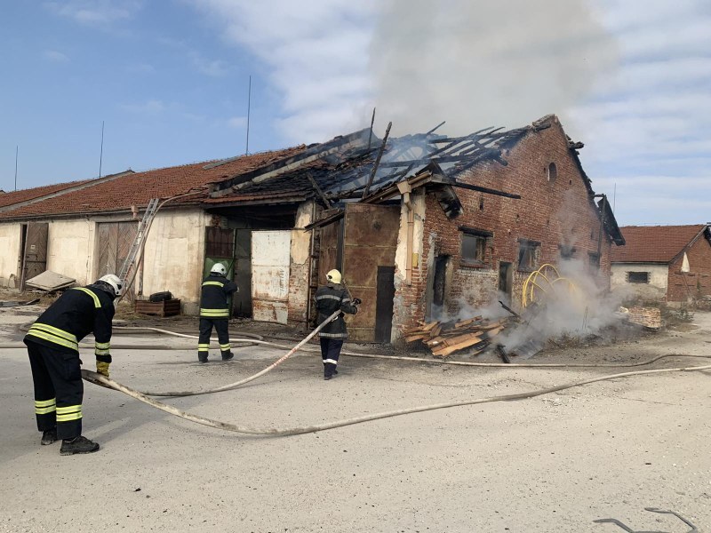 Пожар в хале до Ново село унищожи товарен автомобил, комбайн и селскостопанска техника