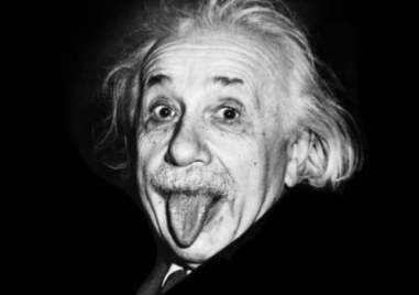 Всички сме виждали известната снимка на която Алберт Айнщайн позира