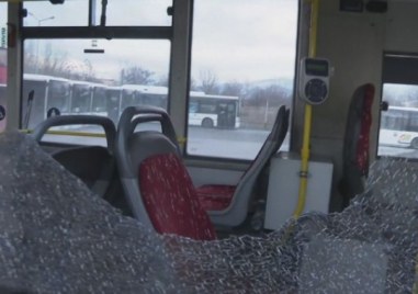 Автобус от градския транспорт на София беше засипан с камъни