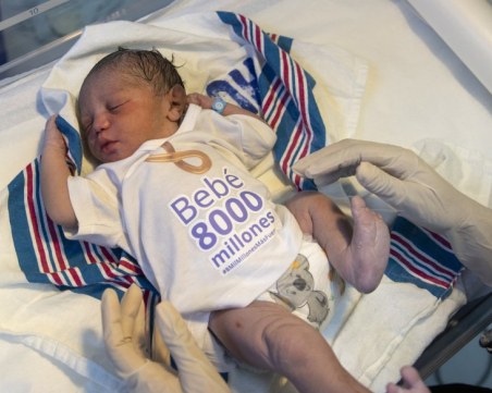 Радост или тревога: Роди се 8-милиардният човек на Земата