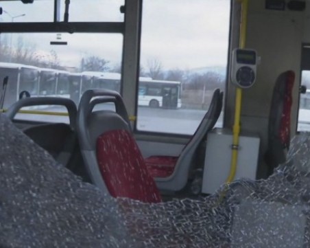 Разбиха с камъни предното стъкло на автобус в София