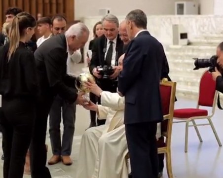 Стоичков подари Златната топка на папата