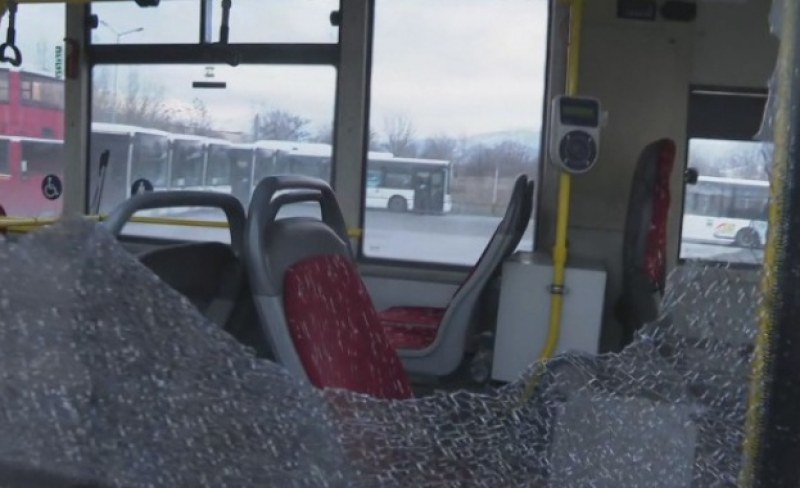 Автобус от градския транспорт на София беше засипан с камъни