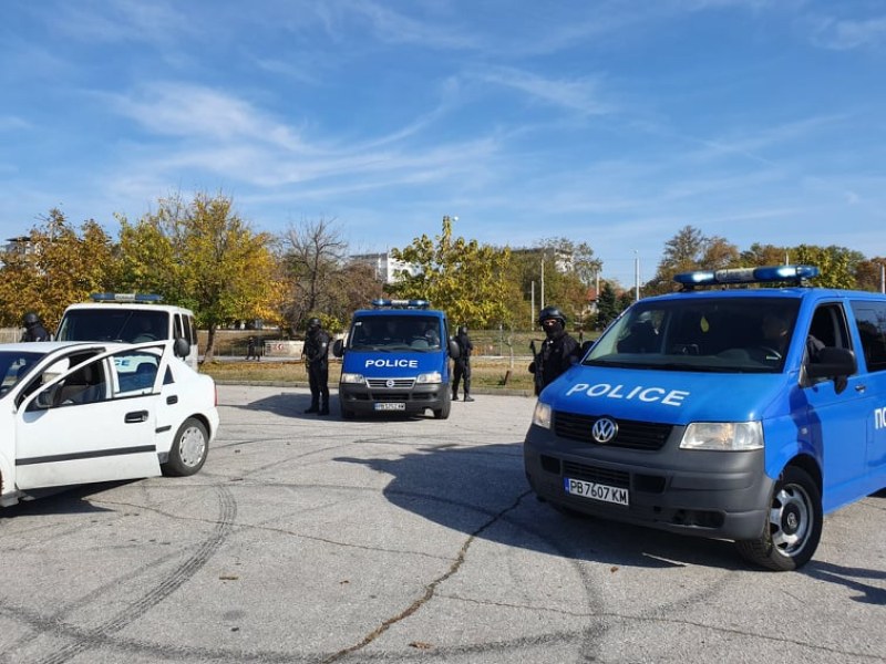 След акция на криминална полиция в Пловдив: Трима мъже са задържани с голямо количество наркотици