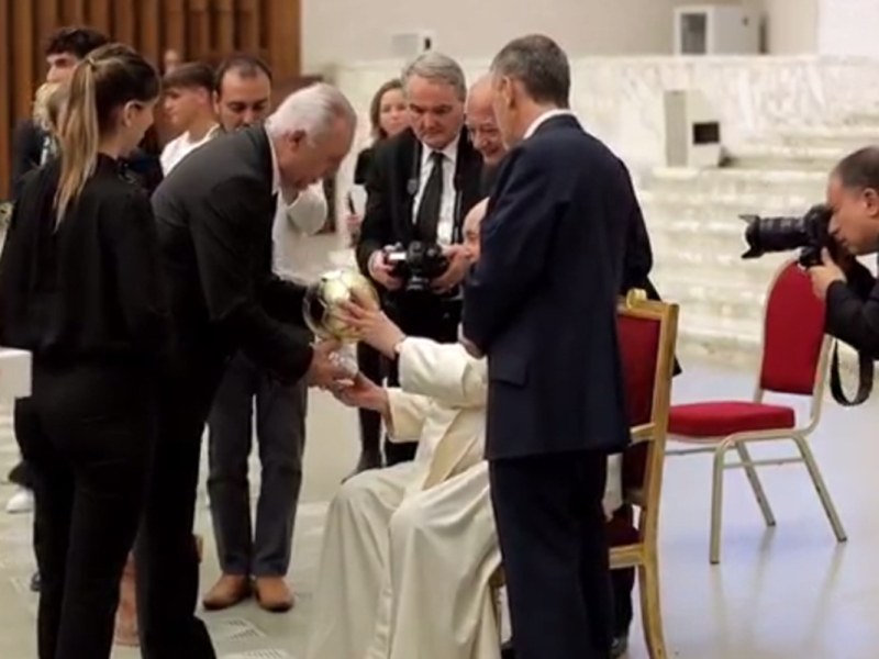 Христо Стоичков подари копие на Златната топка на папа Франциск преди
