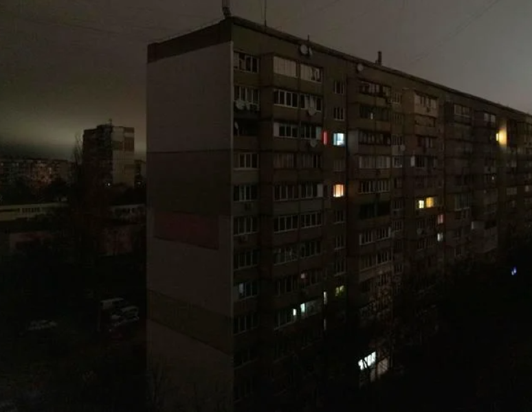 Много градове в Украйна потънаха в мрак след бомбардировката днес.