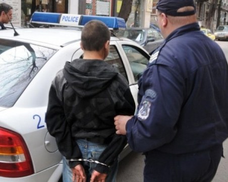 15-годишен открадна пистолет от дома на жена в Пазаржишко