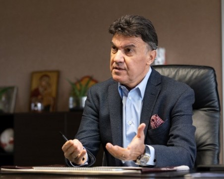 Боби Михайлов пътува за Катар след мача в Кипър
