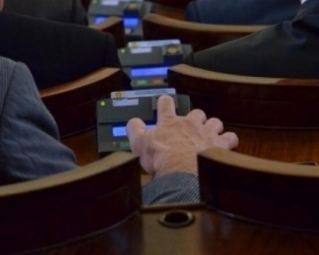 Депутатите решиха: Теглим заем от 460 млн. лева заради COVID-19