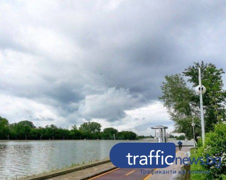 Облачно време с валежи от дъжд в цялата страна