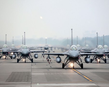 Правителството одобри договорите за още осем изтребителя F-16