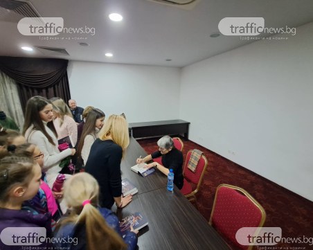 Вера Маринова представи книгата си в Пловдив, Илияна Раева и Мария Петрова уважиха събитието