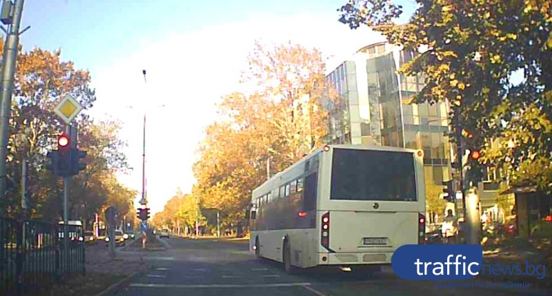Шофьор на автобус в Пловдив не признава нито светофарите, нито мигачите