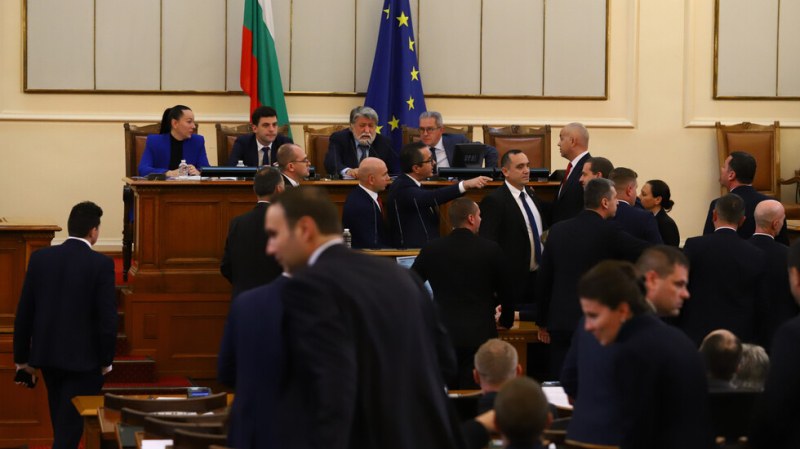 Председателят на парламента Вежди Рашидов даде 15-минутна почивка, след като
