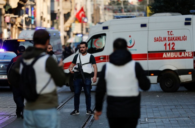 Турски медии разпространиха запис как е оставена бомба в центъра на Истанбул