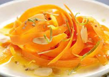 Пъстра и полезна салата с моркови и портокали с която