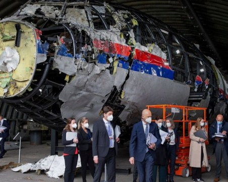 Нидерландски съд осъди двама руснаци и един украинец за MH17