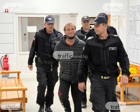 С белезници, но усмихнат, Любо Бомбата застана пред съда