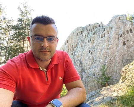 Слави The clashers с нова книга за България и нейните невероятни места