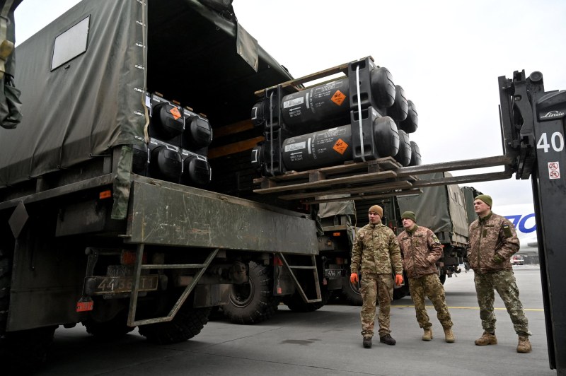 САЩ изчерпват запаси от оръжия и боеприпаси, които са обещали на Украйна