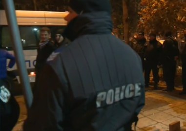 Полицаи направиха кордон пред сгредата на БНТ а причината са