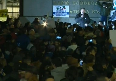 Демократична България и Продължаваме Промяната протестират пред парламента срещу връщането