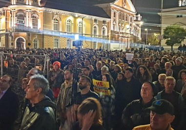 Демократична България и Продължаваме Промяната протестират пред парламента срещу връщането